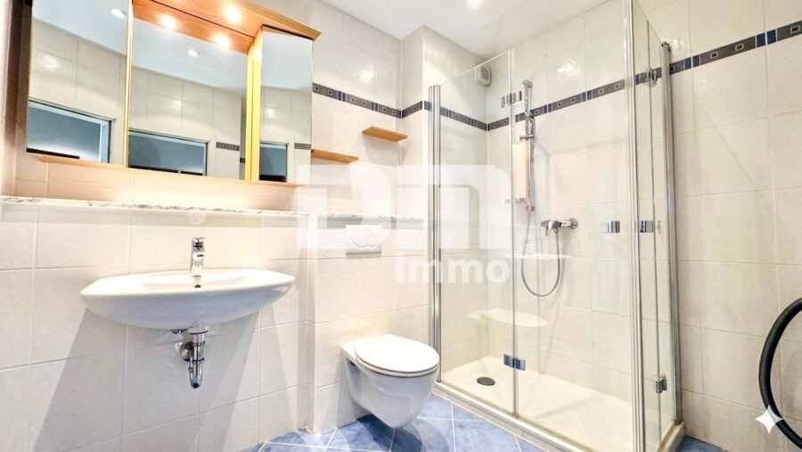 (R)eserviert!Stilvolle 3-Zimmerwohnung inkl. Balkon + TG Stellplatz nahe Rammelsberg - Badezimmer / Dusche / Handtuchwärmer